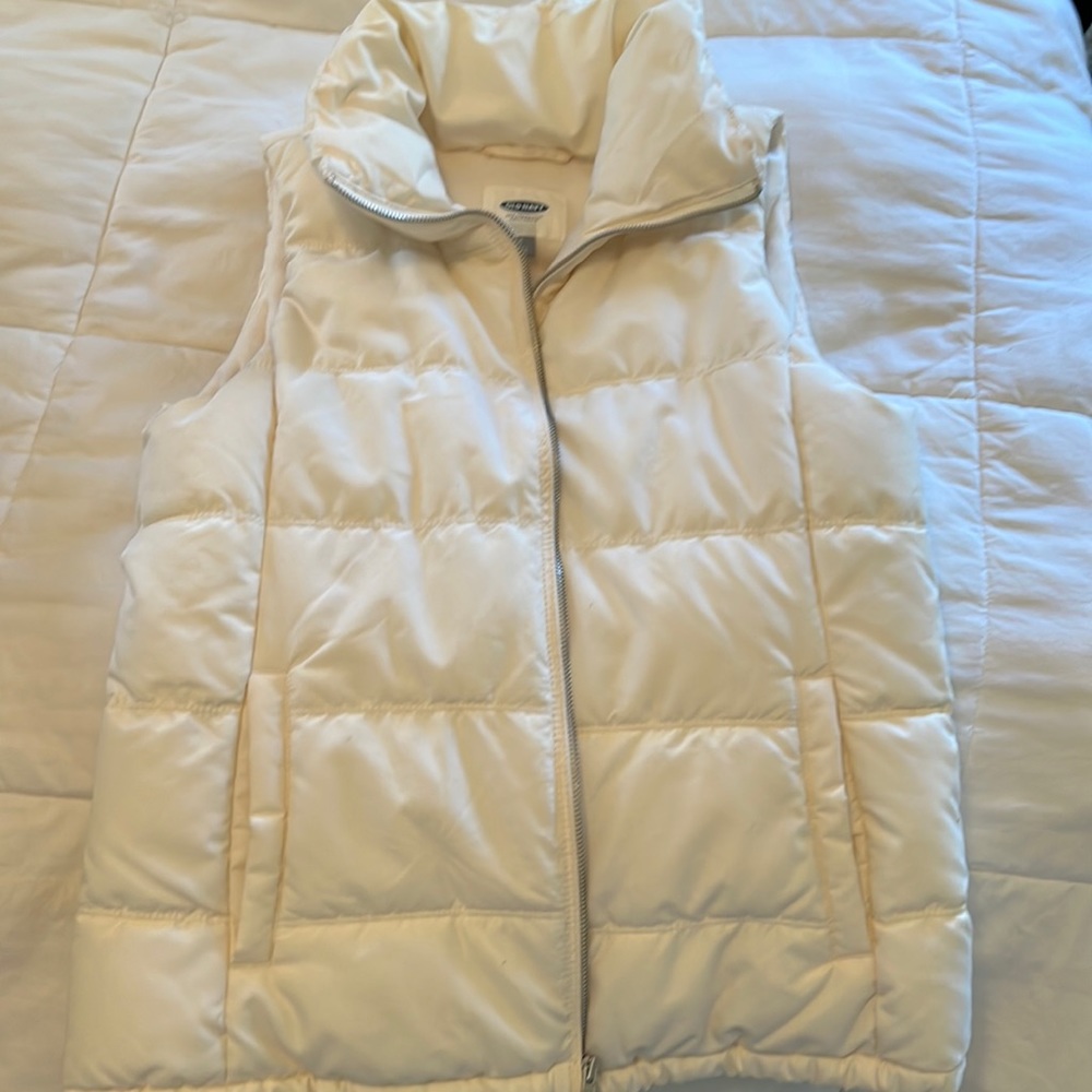 Cream Puffer Vest from Old Navy. Fleece lined with two side pockets. Size M